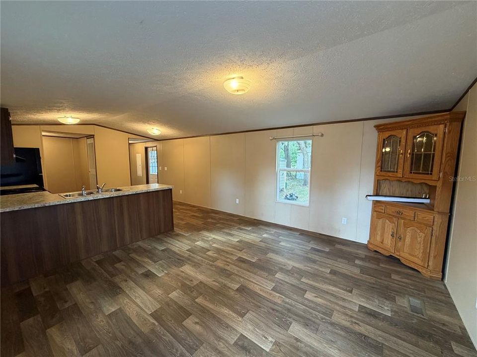 For Sale: $125,000 (2 beds, 1 baths, 784 Square Feet)