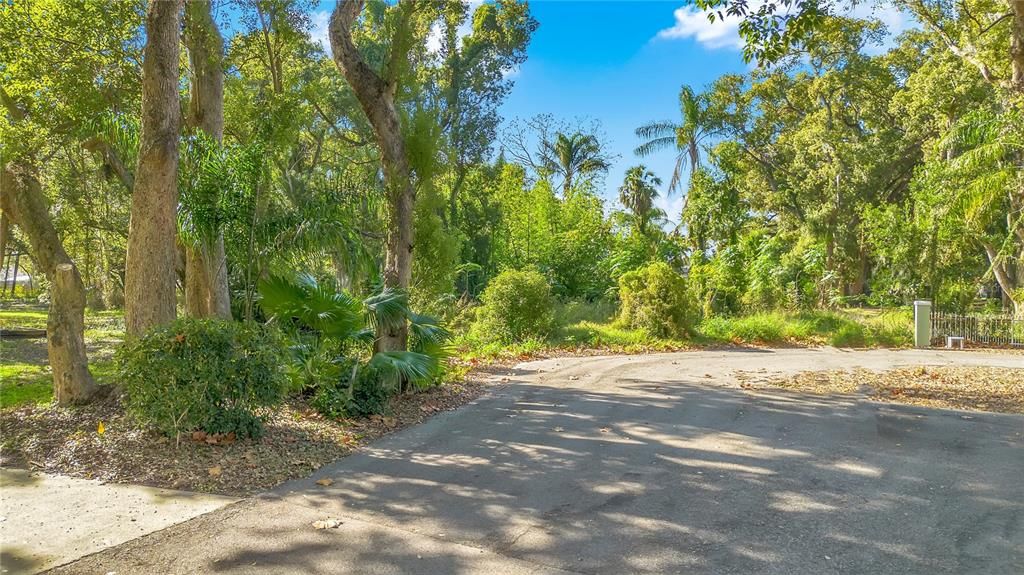 待售: $345,000 (0.95 acres)