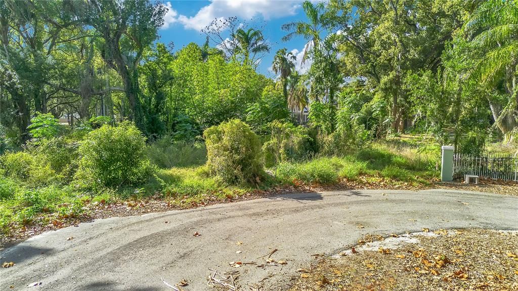 待售: $345,000 (0.95 acres)