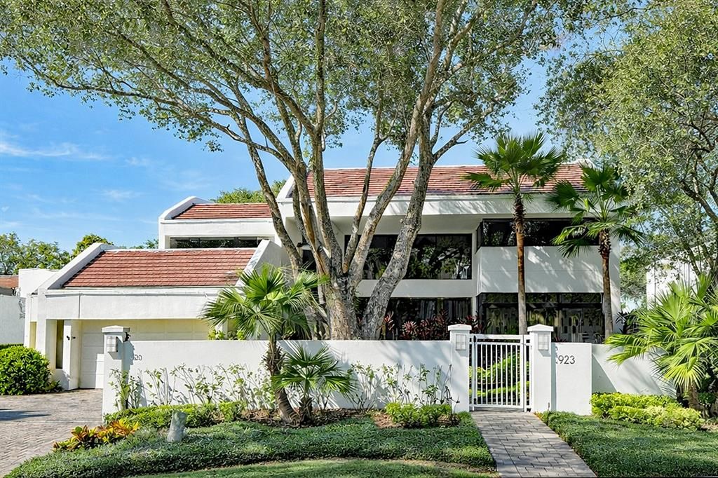 Недавно продано: $3,168,320 (4 спален, 4 ванн, 5243 Квадратных фут)