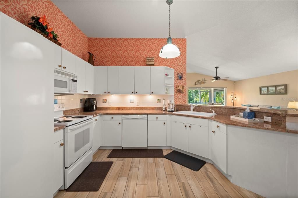 На продажу: $319,000 (2 спален, 2 ванн, 1162 Квадратных фут)