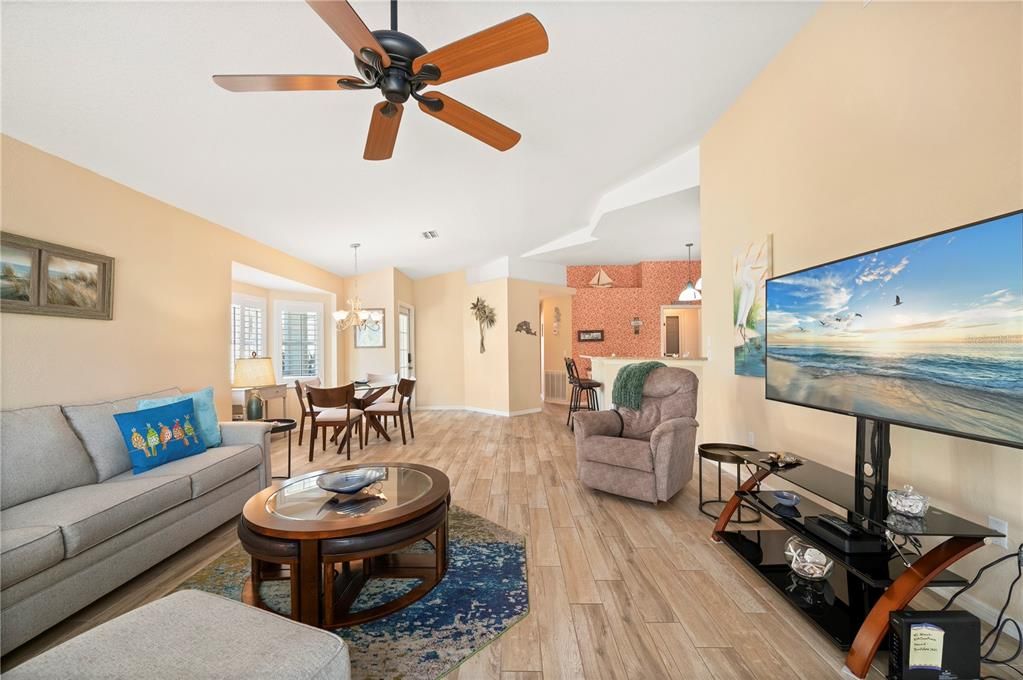 На продажу: $319,000 (2 спален, 2 ванн, 1162 Квадратных фут)