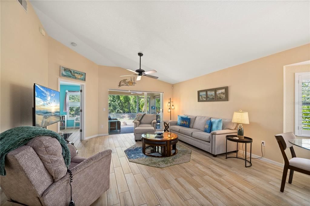 На продажу: $319,000 (2 спален, 2 ванн, 1162 Квадратных фут)