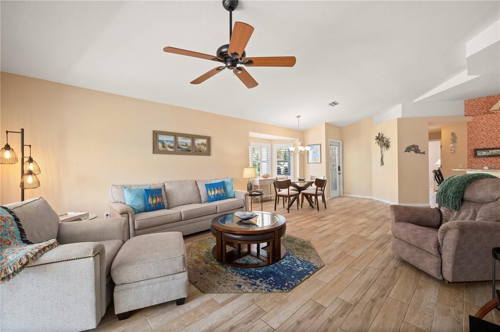 На продажу: $319,000 (2 спален, 2 ванн, 1162 Квадратных фут)