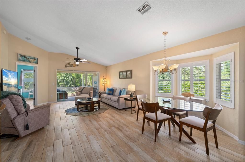 На продажу: $319,000 (2 спален, 2 ванн, 1162 Квадратных фут)