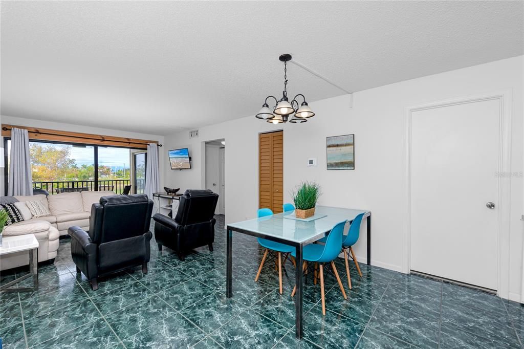 待售: $319,900 (2 贝兹, 2 浴室, 890 平方英尺)