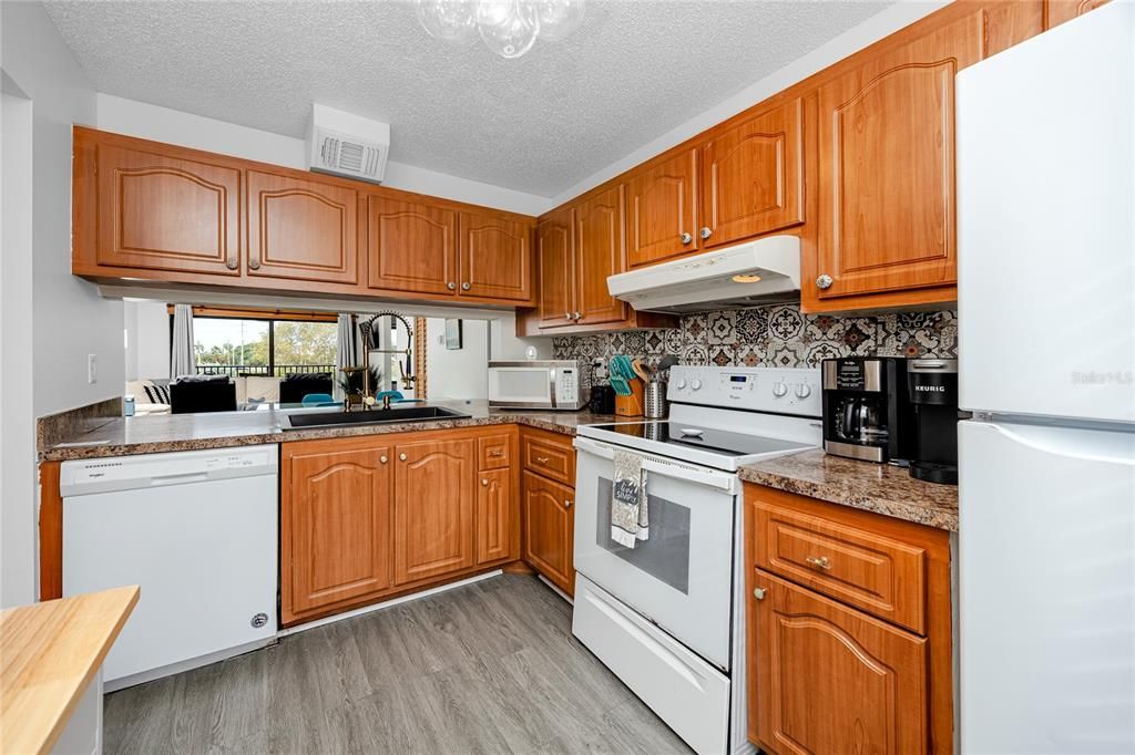 待售: $319,900 (2 贝兹, 2 浴室, 890 平方英尺)