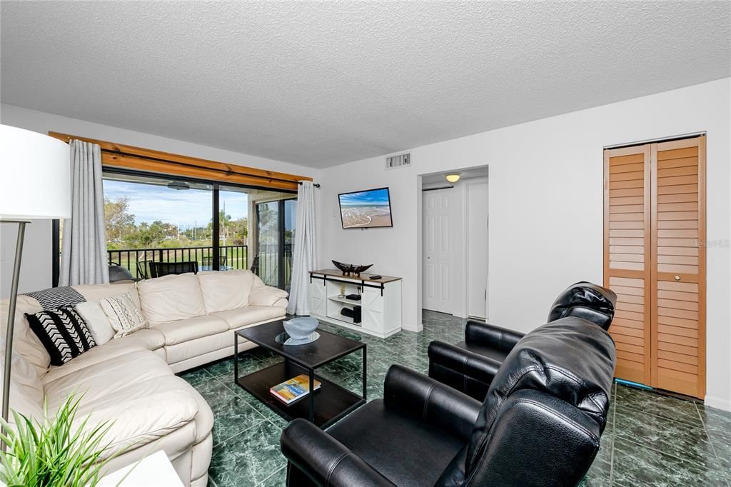 待售: $319,900 (2 贝兹, 2 浴室, 890 平方英尺)