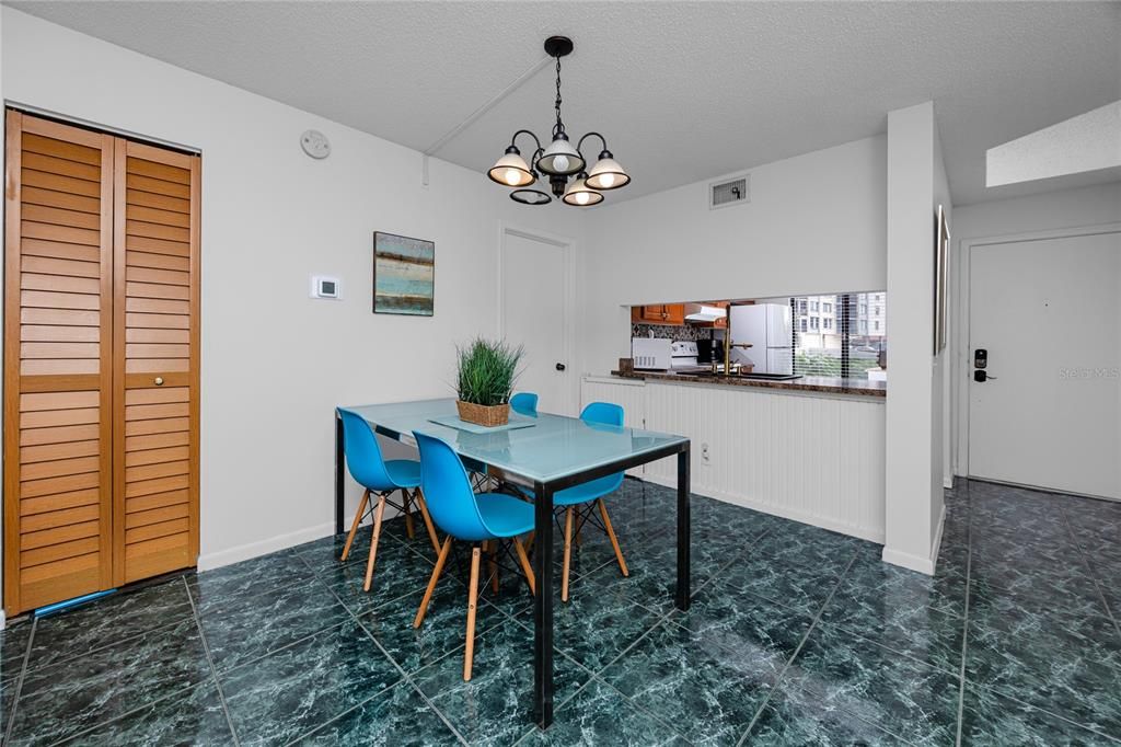 待售: $319,900 (2 贝兹, 2 浴室, 890 平方英尺)