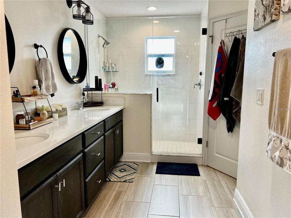 For Rent: $5,500 (4 beds, 2 baths, 2370 Square Feet)