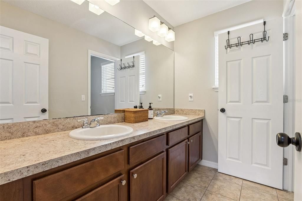 En Venta: $470,000 (4 camas, 2 baños, 1868 Pies cuadrados)