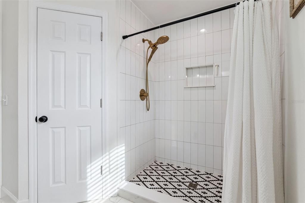 En Venta: $470,000 (4 camas, 2 baños, 1868 Pies cuadrados)