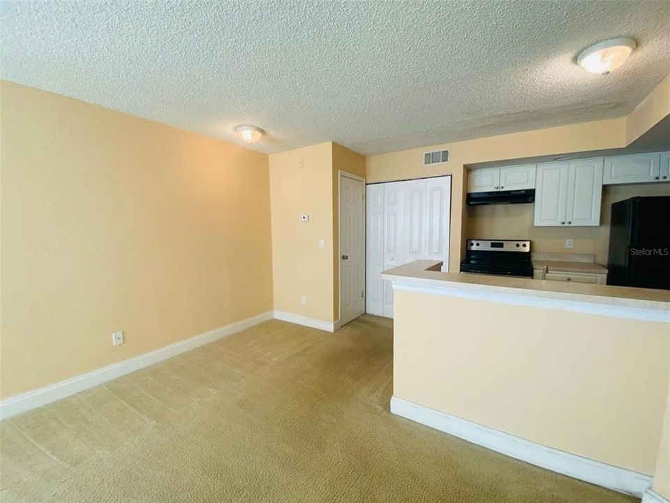 For Sale: $125,000 (1 beds, 1 baths, 636 Square Feet)