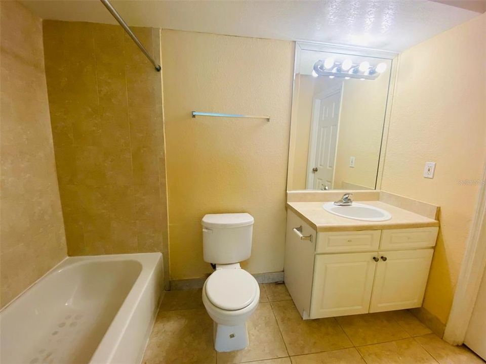 For Sale: $125,000 (1 beds, 1 baths, 636 Square Feet)