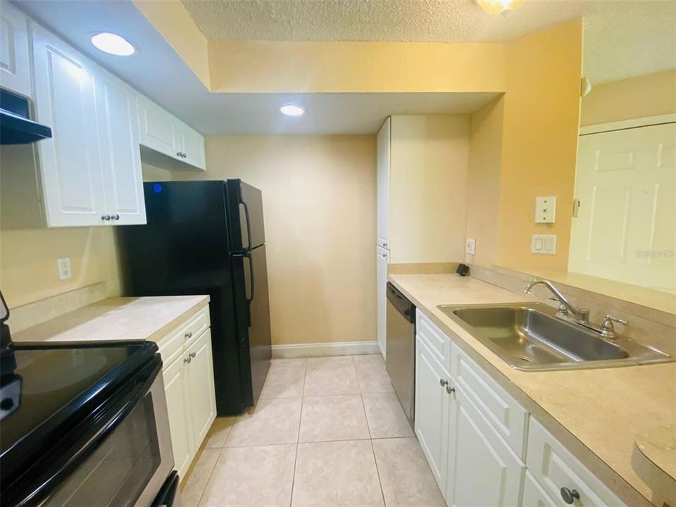 For Sale: $125,000 (1 beds, 1 baths, 636 Square Feet)