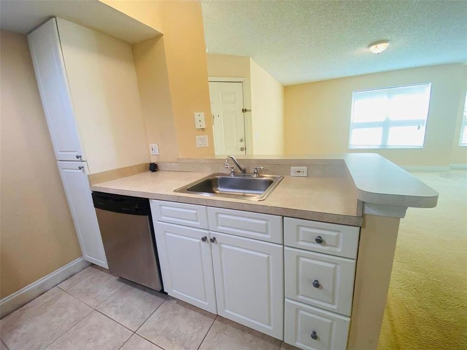 For Sale: $125,000 (1 beds, 1 baths, 636 Square Feet)