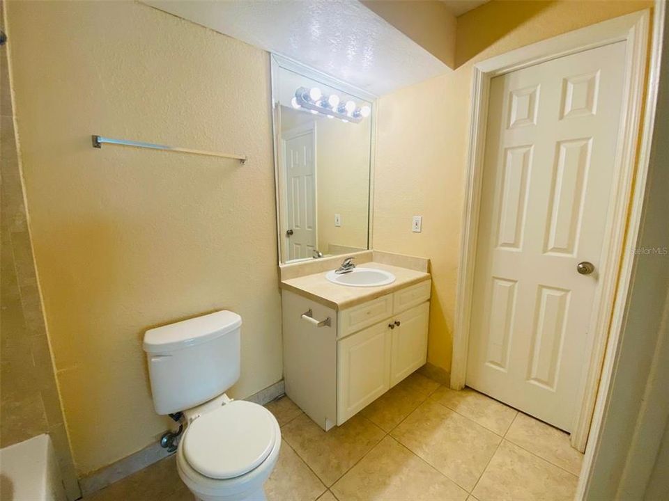 For Sale: $125,000 (1 beds, 1 baths, 636 Square Feet)
