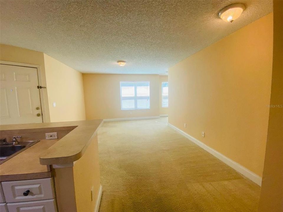 For Sale: $125,000 (1 beds, 1 baths, 636 Square Feet)