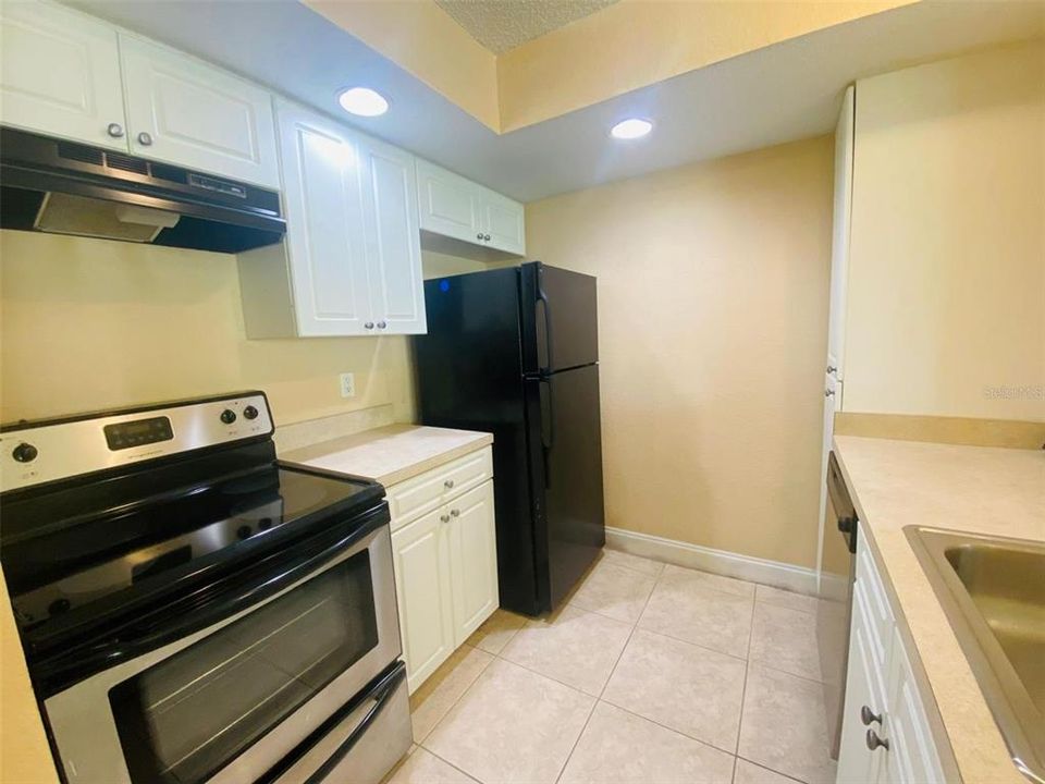 For Sale: $125,000 (1 beds, 1 baths, 636 Square Feet)