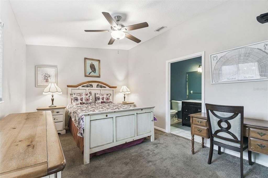 For Sale: $179,000 (2 beds, 2 baths, 984 Square Feet)