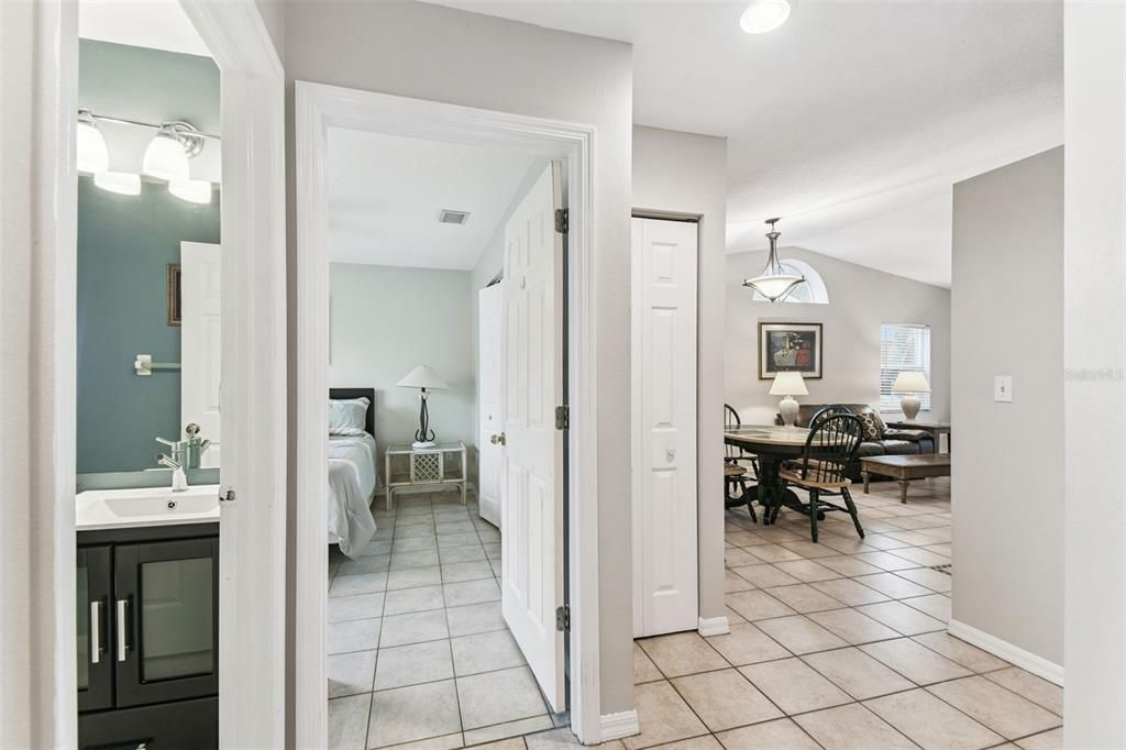 For Sale: $179,000 (2 beds, 2 baths, 984 Square Feet)