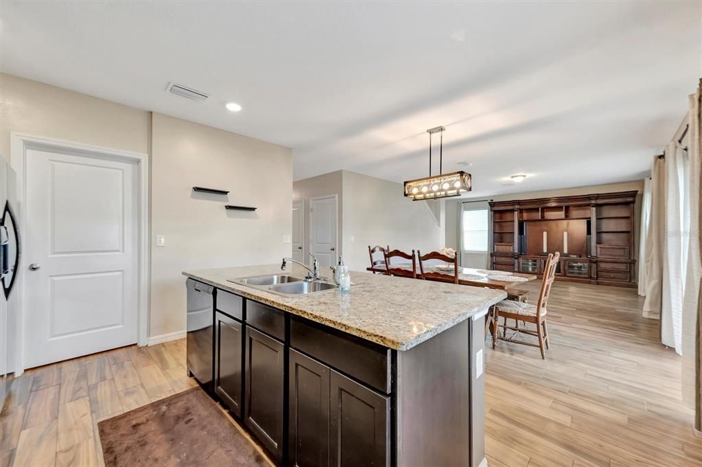 待售: $419,000 (4 贝兹, 2 浴室, 2505 平方英尺)