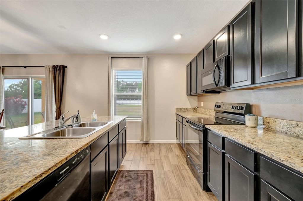 待售: $419,000 (4 贝兹, 2 浴室, 2505 平方英尺)