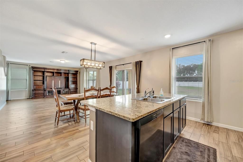 待售: $419,000 (4 贝兹, 2 浴室, 2505 平方英尺)