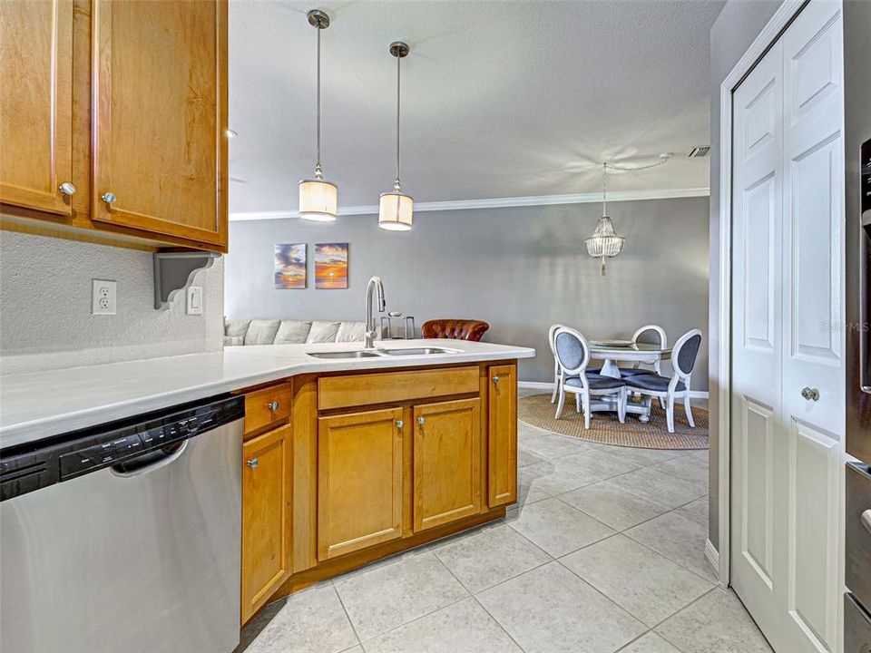 For Sale: $337,500 (2 beds, 2 baths, 1572 Square Feet)