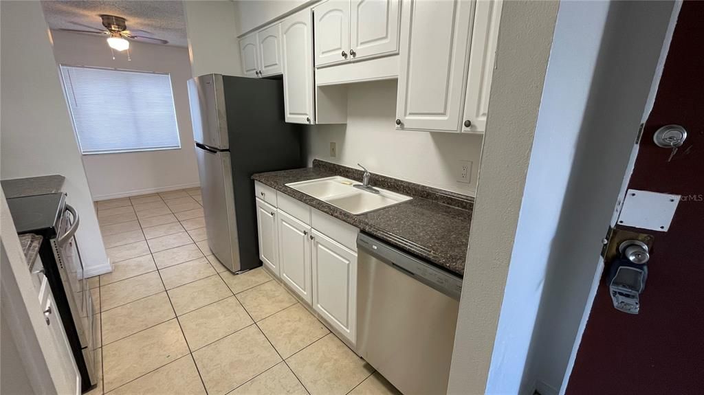 For Sale: $110,000 (1 beds, 1 baths, 707 Square Feet)