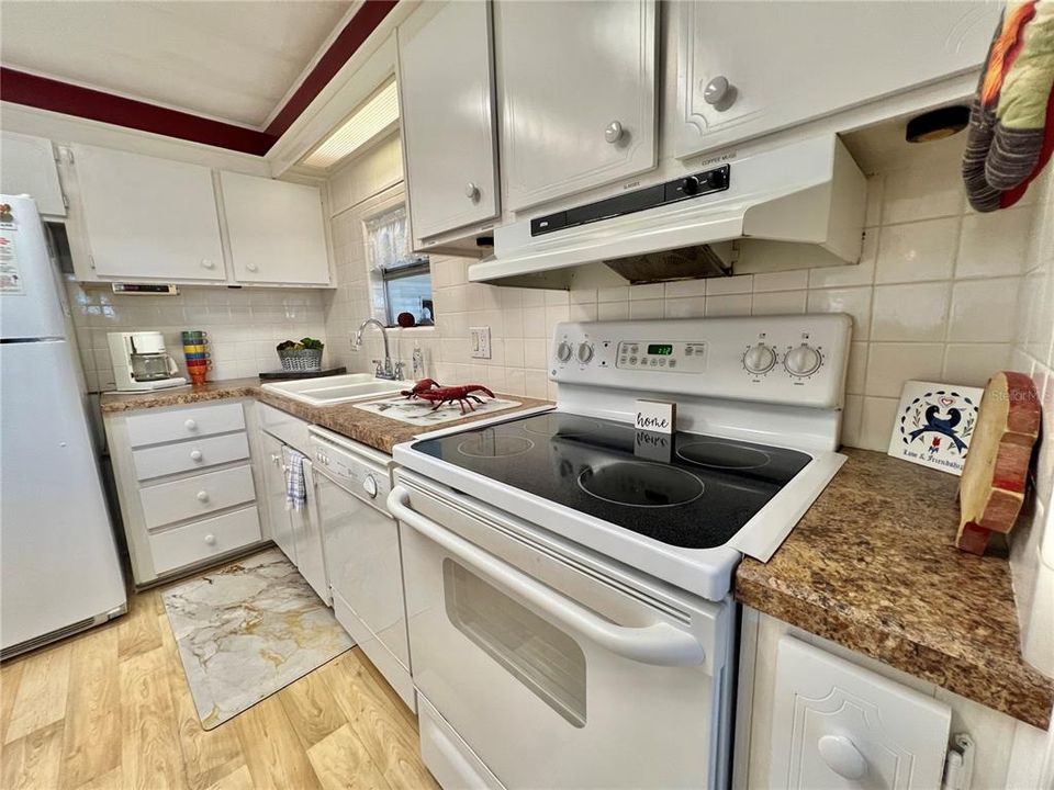 Active With Contract: $124,000 (2 beds, 2 baths, 1332 Square Feet)