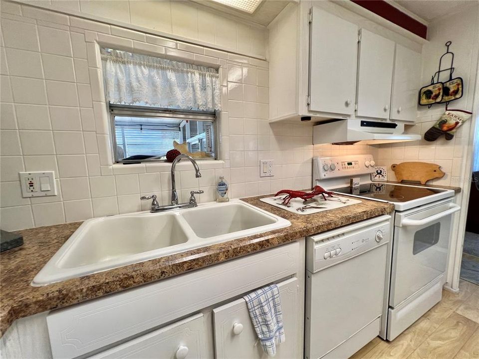 Active With Contract: $124,000 (2 beds, 2 baths, 1332 Square Feet)