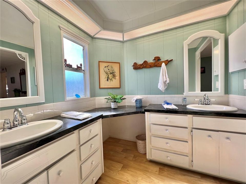 Active With Contract: $124,000 (2 beds, 2 baths, 1332 Square Feet)