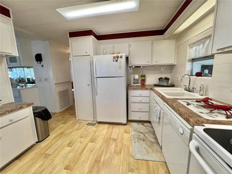 Active With Contract: $124,000 (2 beds, 2 baths, 1332 Square Feet)