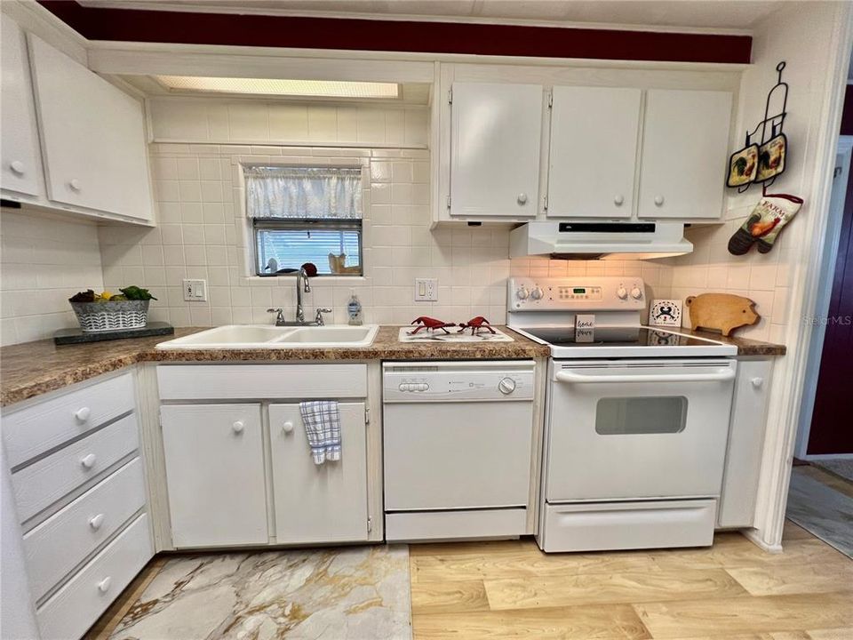 Active With Contract: $124,000 (2 beds, 2 baths, 1332 Square Feet)