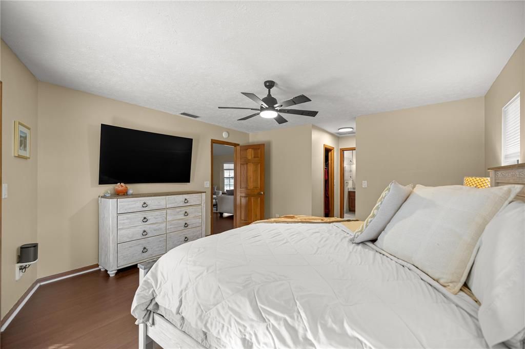 For Sale: $389,900 (3 beds, 2 baths, 2011 Square Feet)