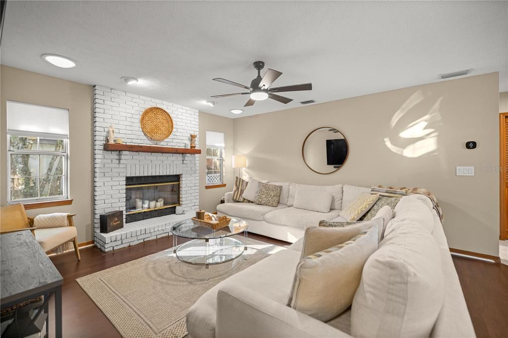 For Sale: $389,900 (3 beds, 2 baths, 2011 Square Feet)