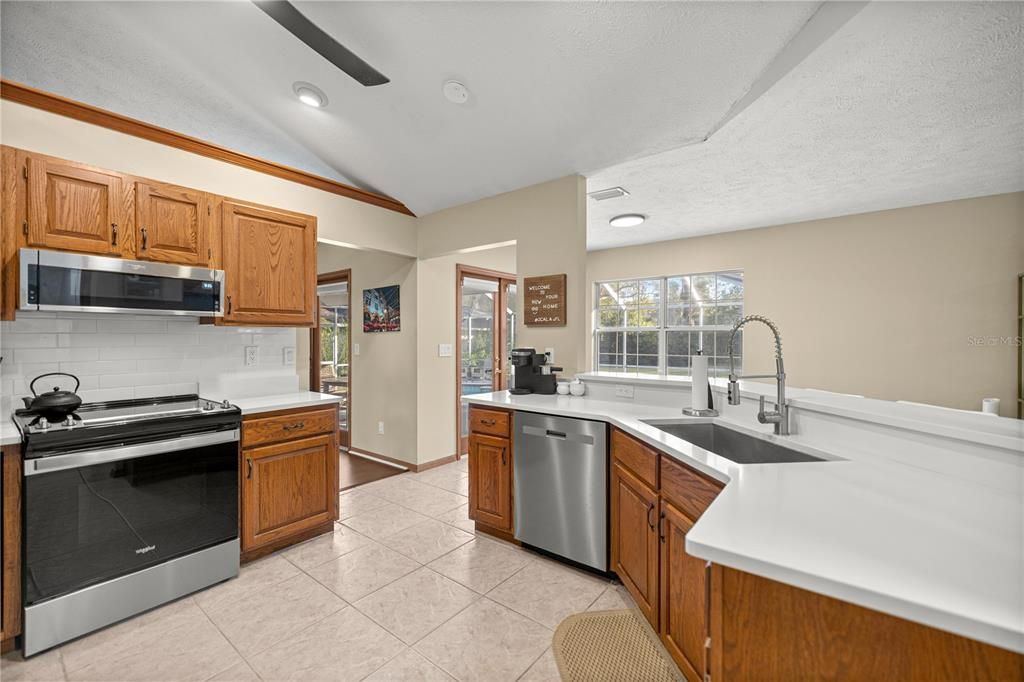 For Sale: $389,900 (3 beds, 2 baths, 2011 Square Feet)