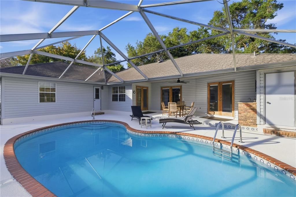 For Sale: $389,900 (3 beds, 2 baths, 2011 Square Feet)