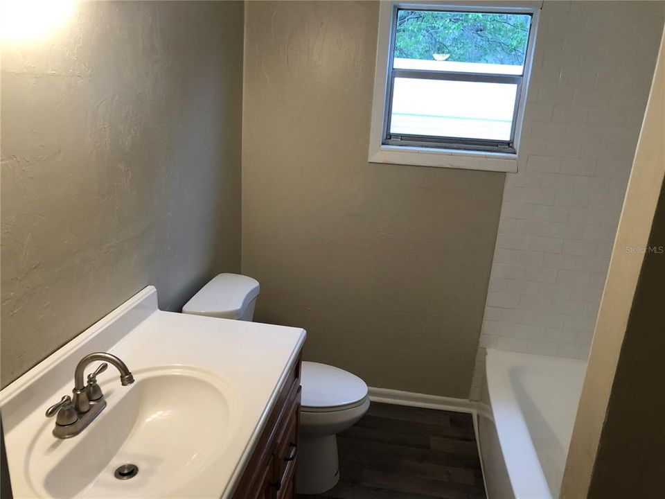 For Rent: $2,200 (4 beds, 3 baths, 1976 Square Feet)