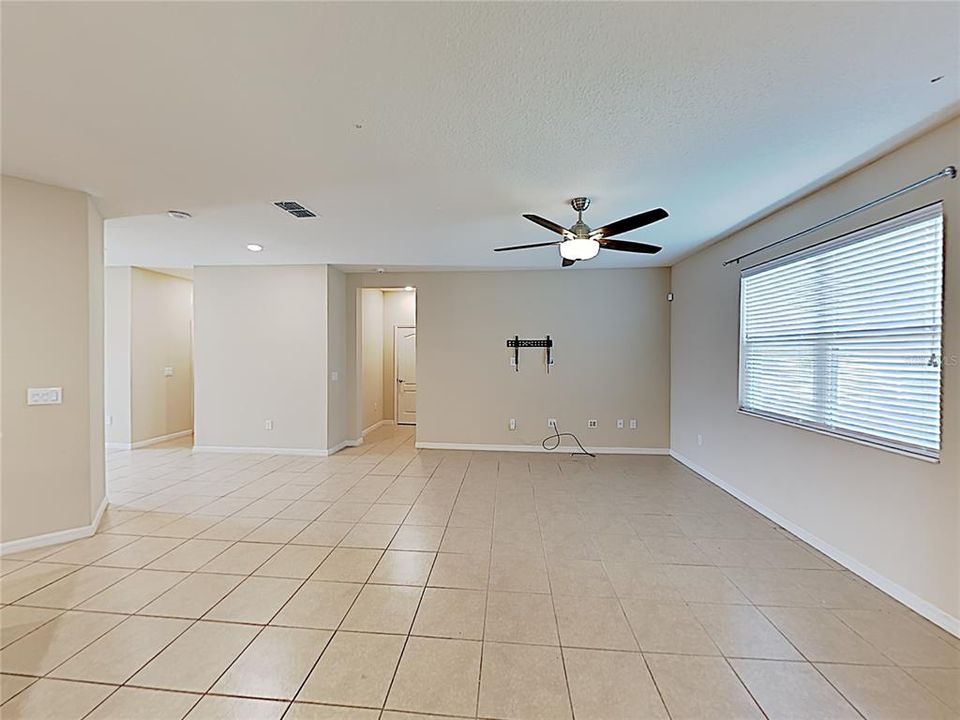 En Venta: $375,000 (4 camas, 2 baños, 2105 Pies cuadrados)