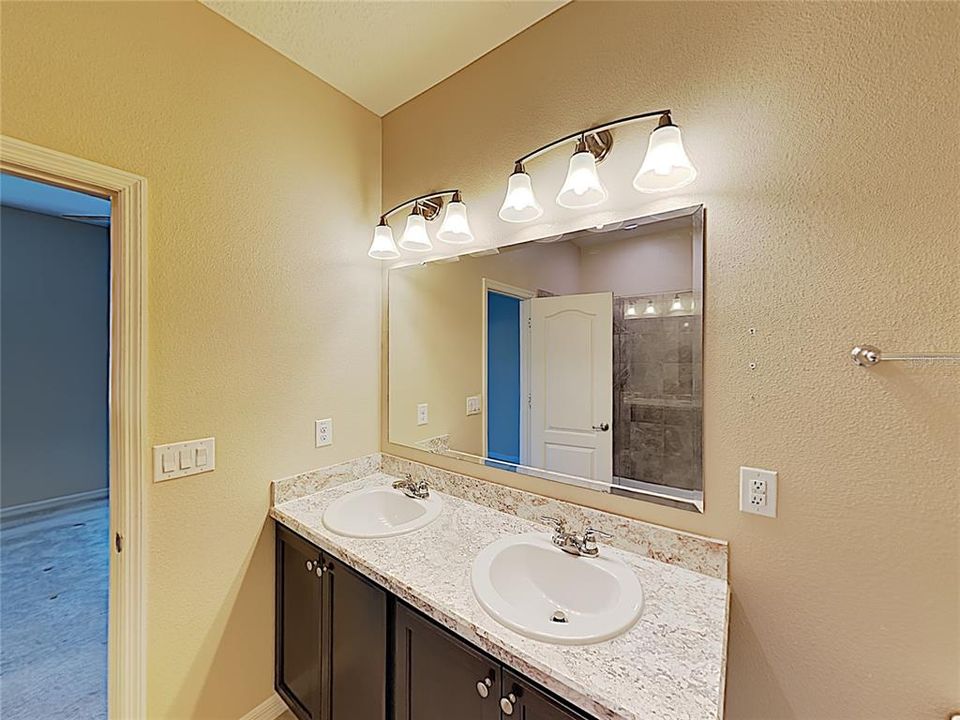 En Venta: $375,000 (4 camas, 2 baños, 2105 Pies cuadrados)