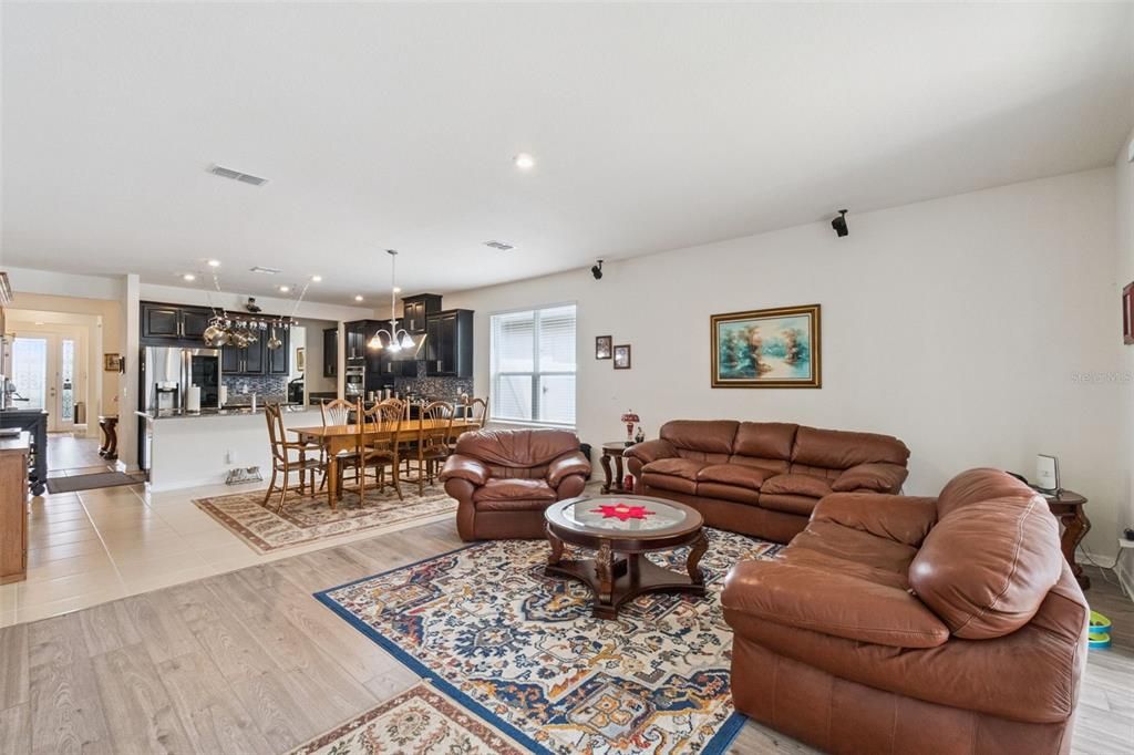 На продажу: $570,000 (4 спален, 3 ванн, 2400 Квадратных фут)