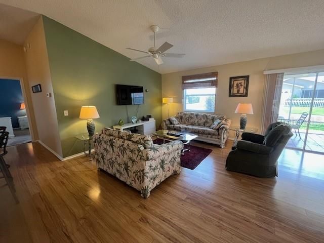 For Sale: $311,900 (2 beds, 2 baths, 1156 Square Feet)