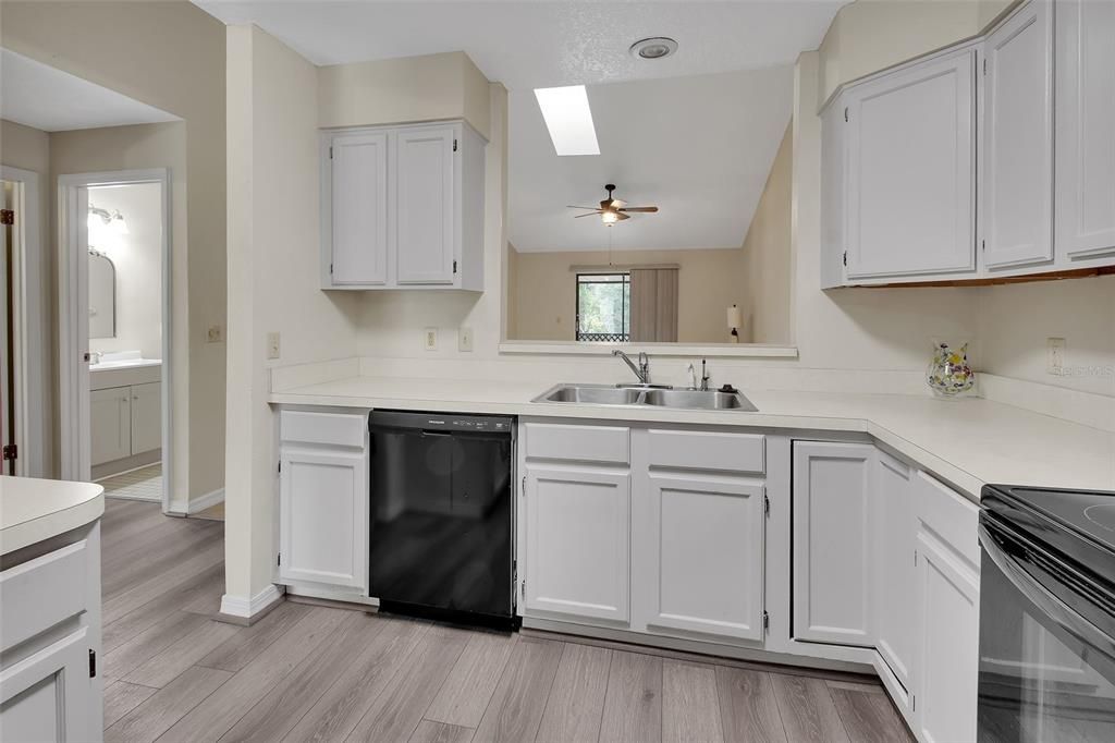 На продажу: $225,000 (2 спален, 2 ванн, 1182 Квадратных фут)