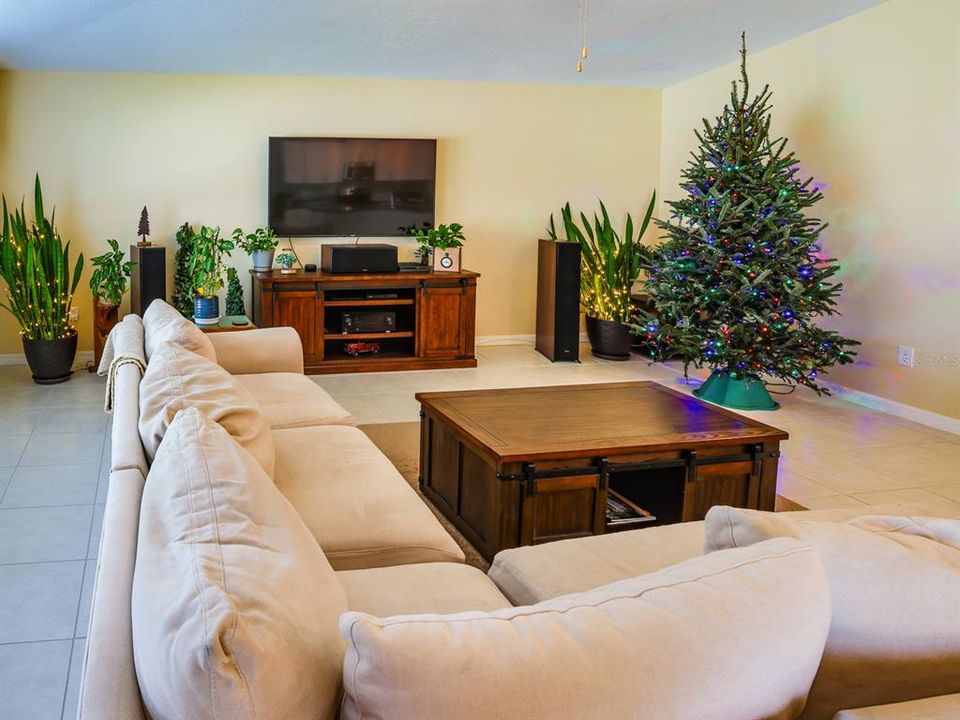 待售: $399,000 (4 贝兹, 3 浴室, 2577 平方英尺)