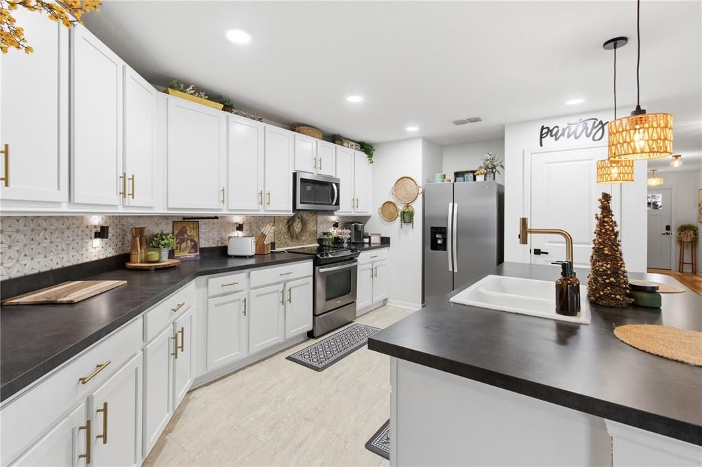 For Sale: $325,000 (4 beds, 2 baths, 1983 Square Feet)