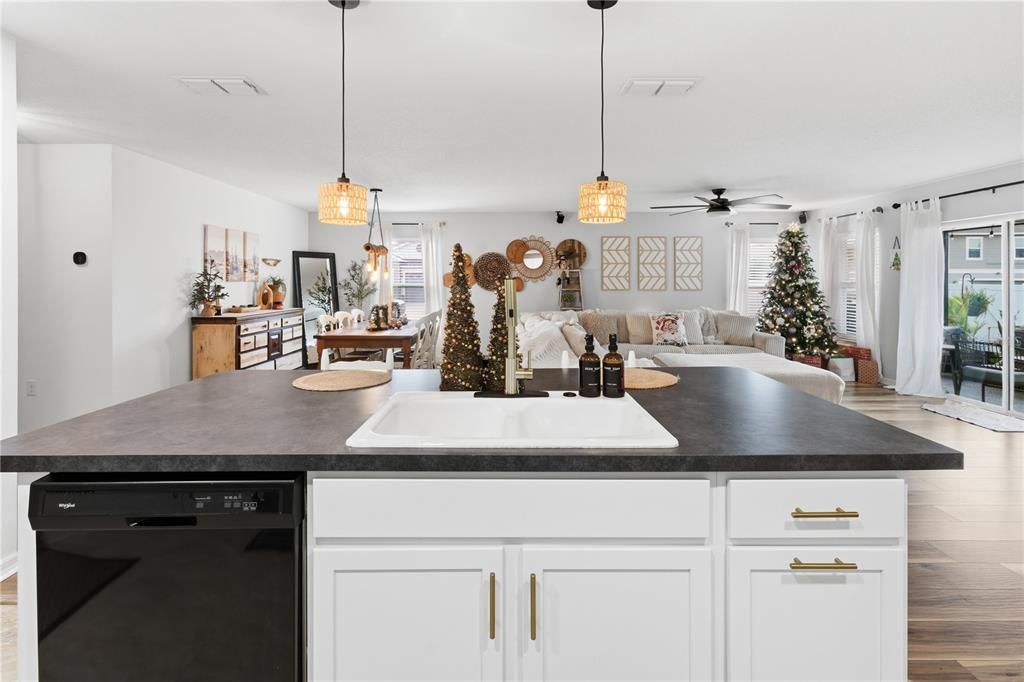 For Sale: $325,000 (4 beds, 2 baths, 1983 Square Feet)