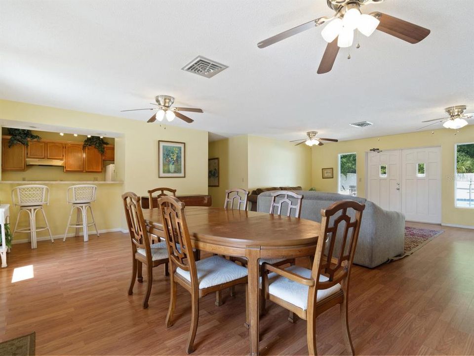 出租: $1,600 (2 贝兹, 1 浴室, 1072 平方英尺)