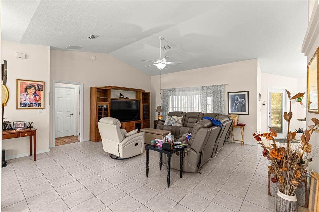 For Sale: $274,900 (3 beds, 2 baths, 1888 Square Feet)